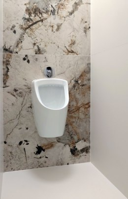 Deante Pisuar wiszący - podłączenie wody od tyłu